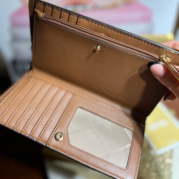 MICHAEL KORS Jet Set Charm Vanilla Lugg Logo Print  Wallet EUC - Picture 7 of 11